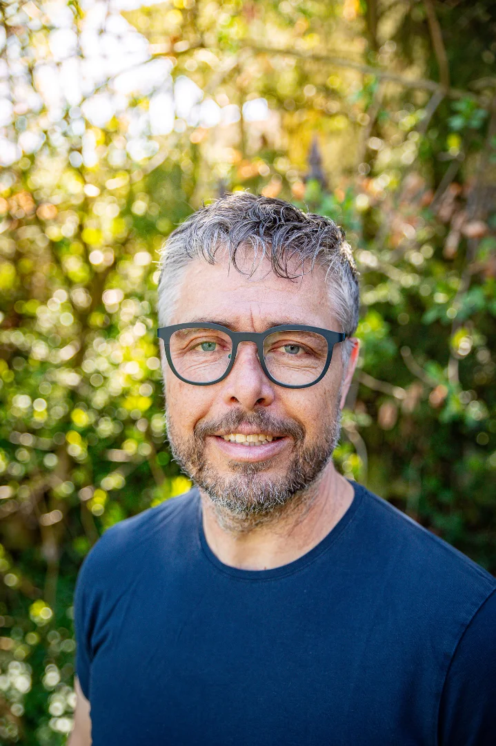 Fabian Britschgi, Kandidat für die Ersatzwahl im Gemeinderat Hochdorf 2025 vom 28. September 2025, steht vor Bäumen im Hintergrund und trägt ein blaues T-Shirt.